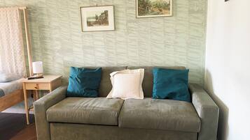 Green room, family double | Living area | Smart TV, Netflix, streaming services, printers