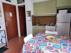 Dining - 2-room apartment, 4 pers, near beach and shops, parking, pets allowed (Argelès-sur-Mer)