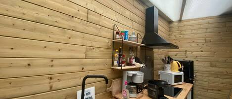 雪櫃、微波爐、焗爐、爐具