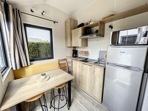 Réfrigérateur, micro-ondes, plaque de cuisson, lave-vaisselle