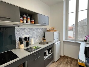 Kühlschrank, Mikrowelle, Herdplatte, Geschirrspüler