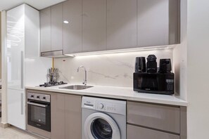 Geladeira, micro-ondas, fogão, cooktop