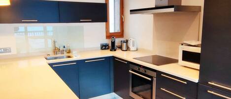 Mikrovågsugn, ugn, spishäll och diskmaskin