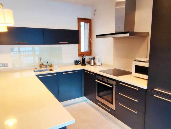 Microondas, horno, placa de cocina y lavavajillas