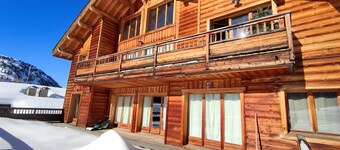 Cozy ski-in/ski-out apartment with terrace and parking