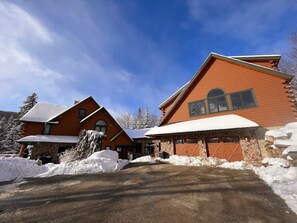 Exterior - The Slopeside Estate Guesthouse: Ski On/Off, Hot Tub, Views! (Killington)