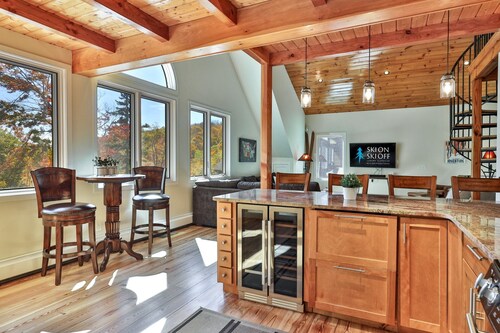 The Slopeside Estate Guesthouse: Ski On/Off, Hot Tub, Views!