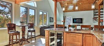 The Slopeside Estate Guesthouse: Ski On/Off, Hot Tub, Views!