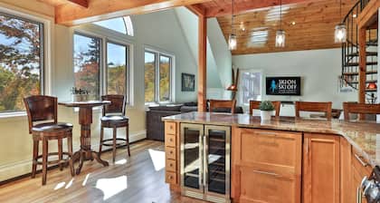 The Slopeside Estate Guesthouse: Ski On/Off, Hot Tub, Views!