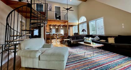The Slopeside Estate Guesthouse: Ski On/Off, Hot Tub, Views!