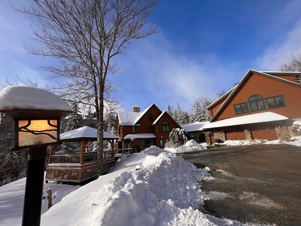 Exterior - The Slopeside Estate Guesthouse: Ski On/Off, Hot Tub, Views! (Killington)