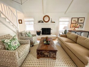 Smart TV, chimenea y libros
