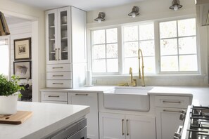 Fridge, microwave, oven, stovetop - New rental. Airy cabin in the woods 3 bed/3 bath fireplace, bunk room, starlink (Highlands)