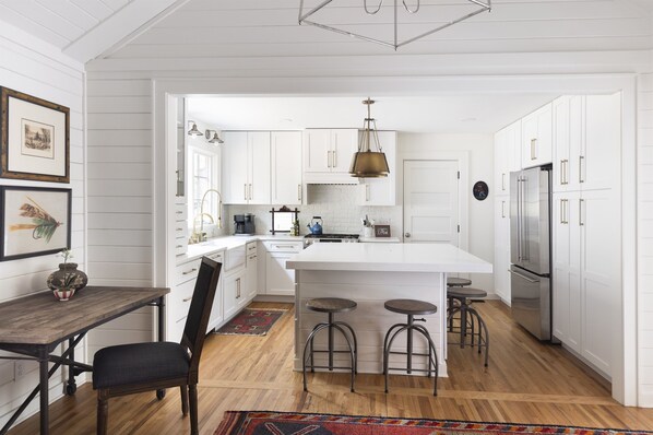 Fridge, microwave, oven, stovetop - New rental. Airy cabin in the woods 3 bed/3 bath fireplace, bunk room, starlink (Highlands)