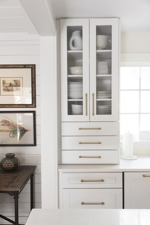 Interior - New rental. Airy cabin in the woods 3 bed/3 bath fireplace, bunk room, starlink (Highlands)