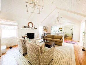 Smart TV, fireplace, books - New rental. Airy cabin in the woods 3 bed/3 bath fireplace, bunk room, starlink (Highlands)