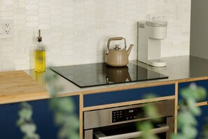 Réfrigérateur, four à micro-ondes, un four, surface de cuisson