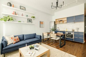 TV - Lux Condo Steps to Washington Park | Walk to ALL (Cincinnati)