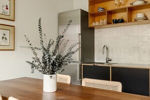 Een koelkast, een microgolfoven, een oven, een kookplaat