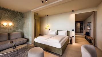 Junior-Dreibettzimmer, Balkon, Seeblick | Allergikerbettwaren, Minibar, Zimmersafe, Schreibtisch