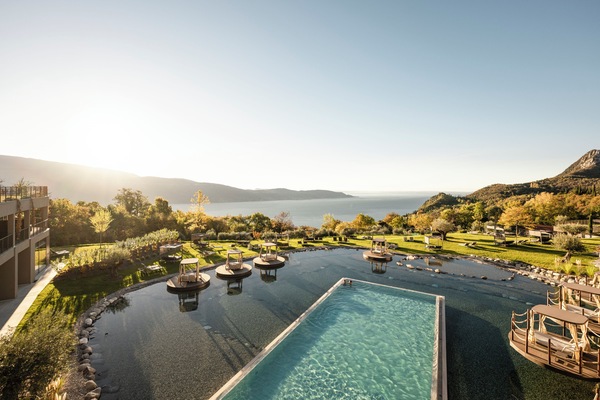 2 indoor pools, 2 outdoor pools
