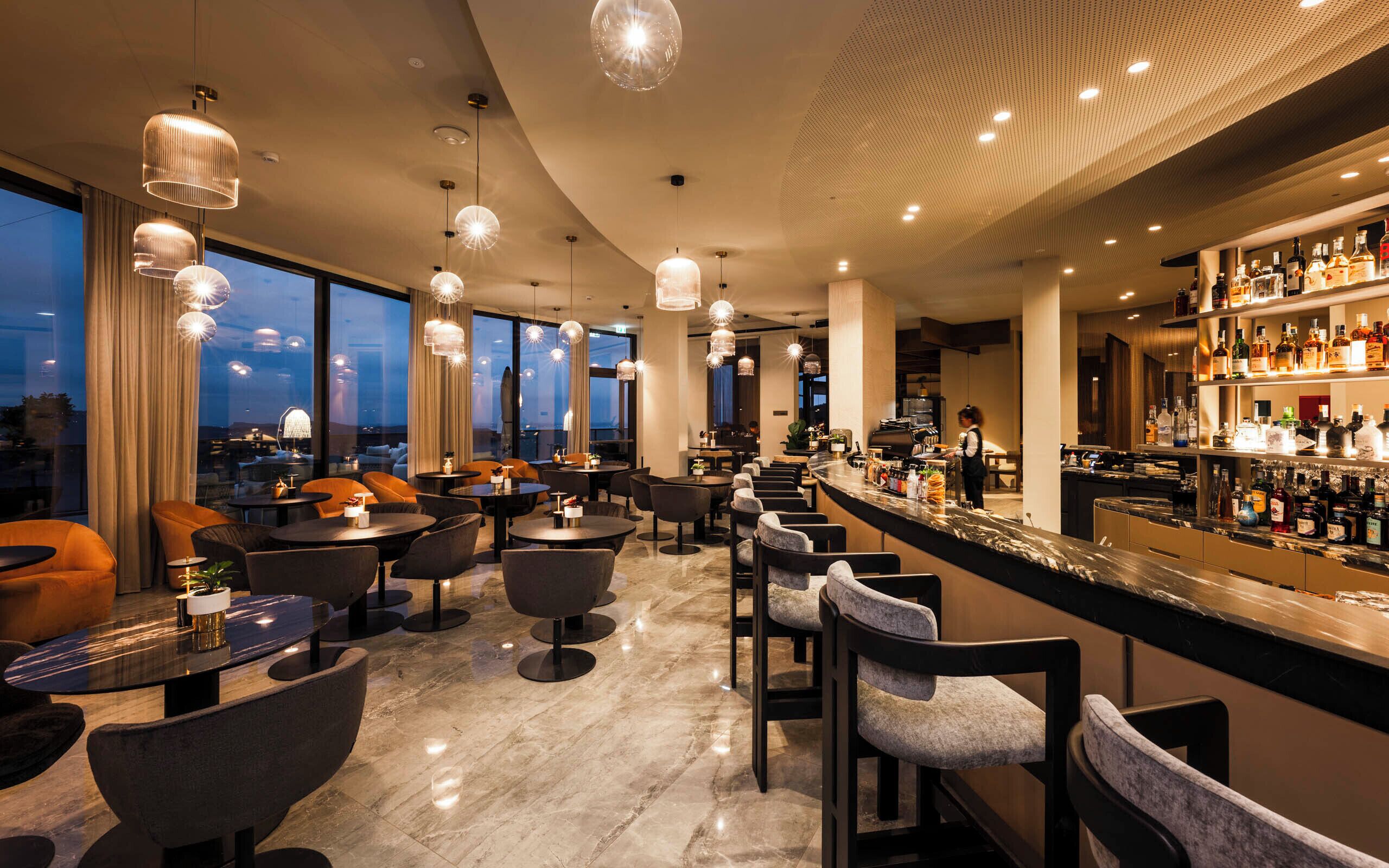 2 Bars/Lounges