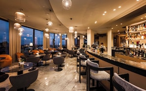 2 bares o lounges 