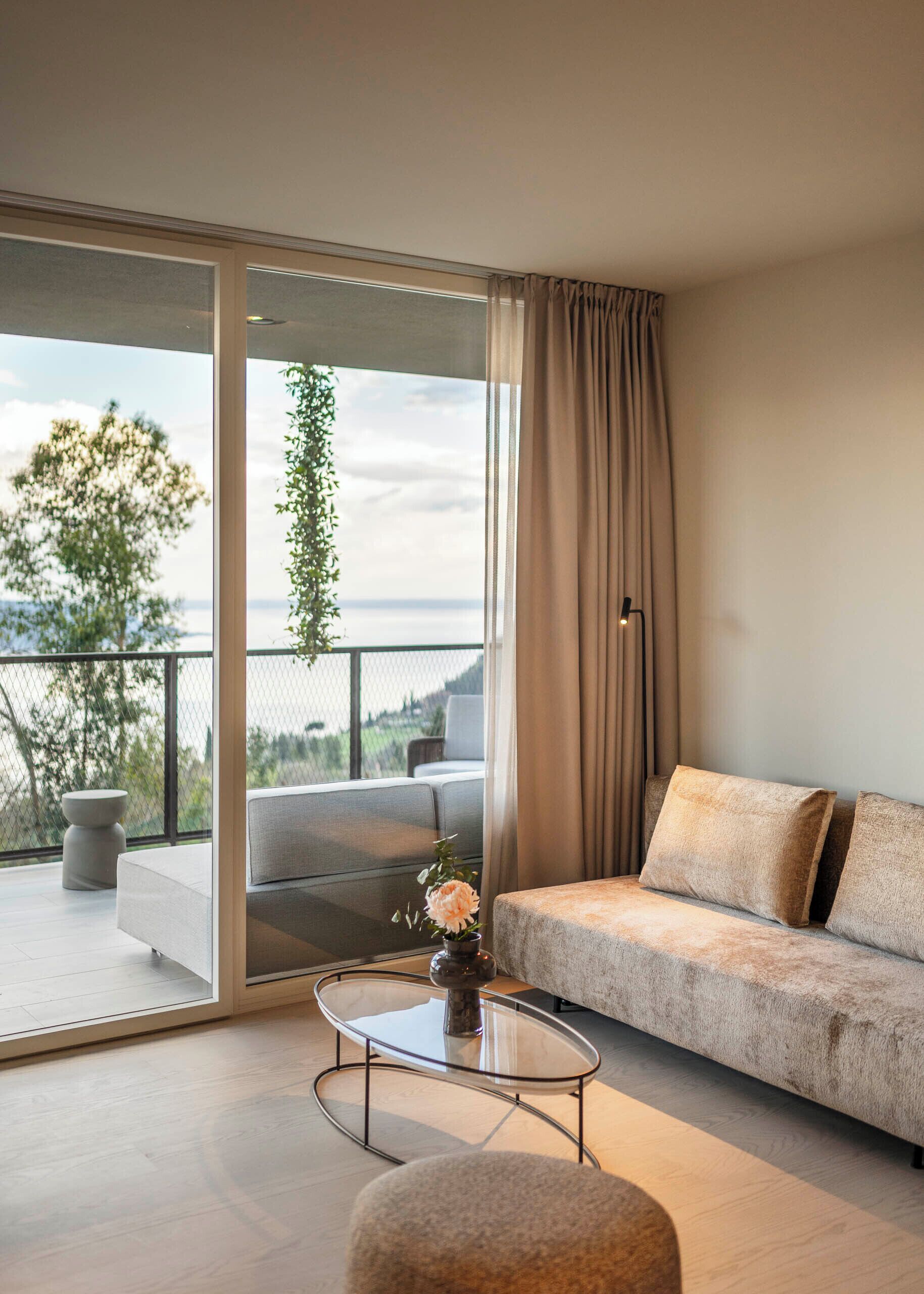 Junior-Dreibettzimmer, Balkon, Seeblick | Wohnbereich | 38-Zoll-Fernseher mit Satellitenempfang