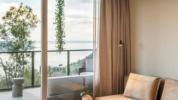 Junior-Dreibettzimmer, Balkon, Seeblick | Wohnbereich | 38-Zoll-Fernseher mit Satellitenempfang