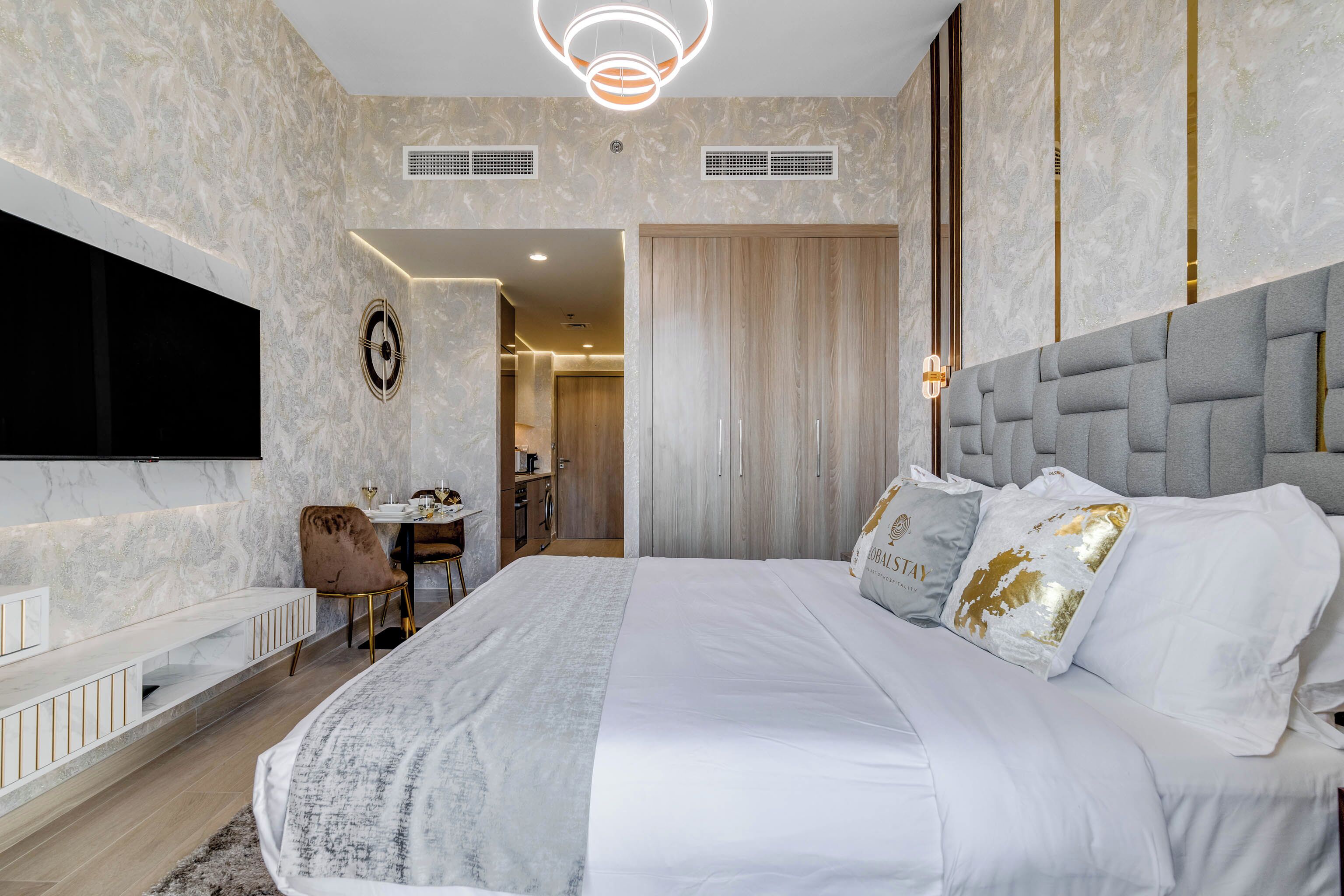 Estúdio design, 1 cama King, sacada | Individualmente decorados, individualmente mobiliados, escrivaninha