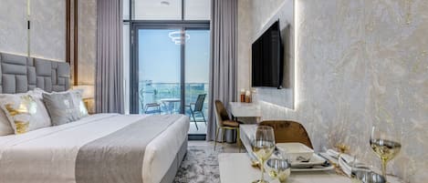 Estudio de diseñador, 1 cama King size, balcón | Decoración personalizada, muebles diferentes y escritorio