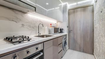 Design Studio, 1 King Bed, Balcony | Private kitchen