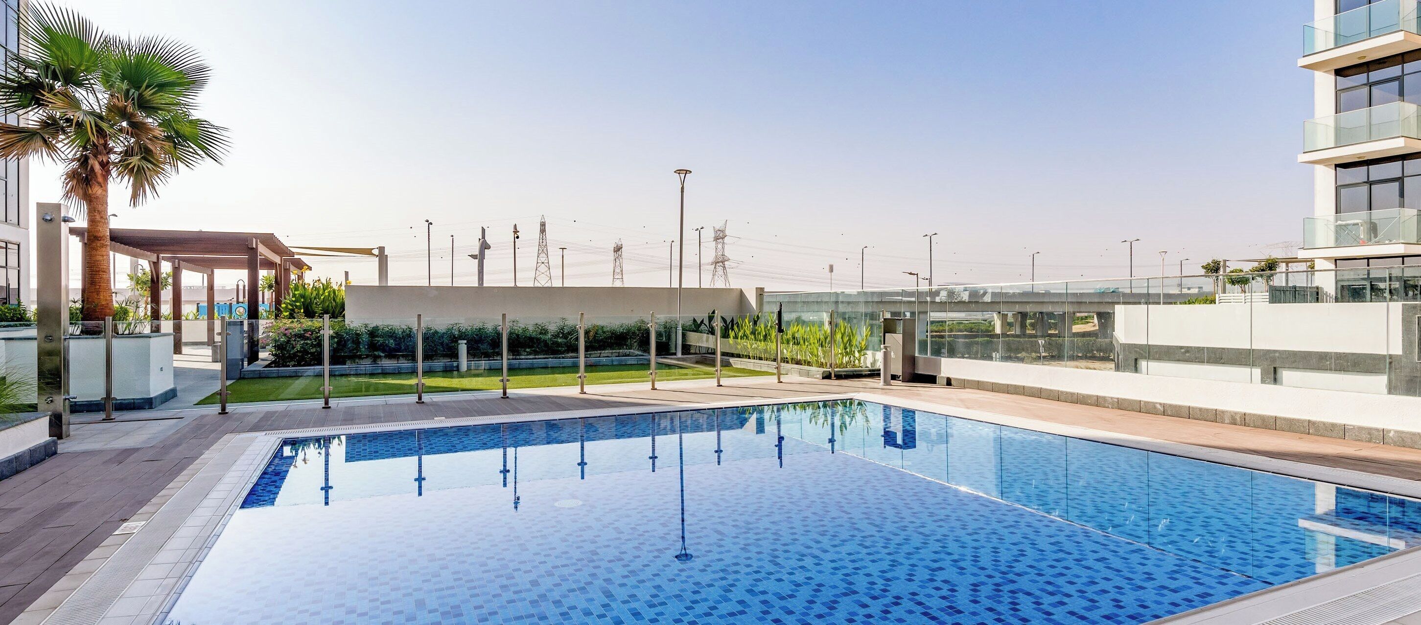 Kolam renang outdoor, dengan payung kolam renang dan kursi berjemur