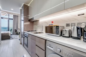 Design Stüdyo, 1 En Büyük (King) Boy Yatak, Balkon | Özel mutfak | Buzdolabı, fırın, set üstü ocak, kahve/çay makinesi 