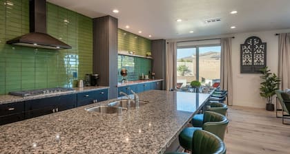 9 Bedrooms/Theater/Pool/PickleBall/Sleeps 23