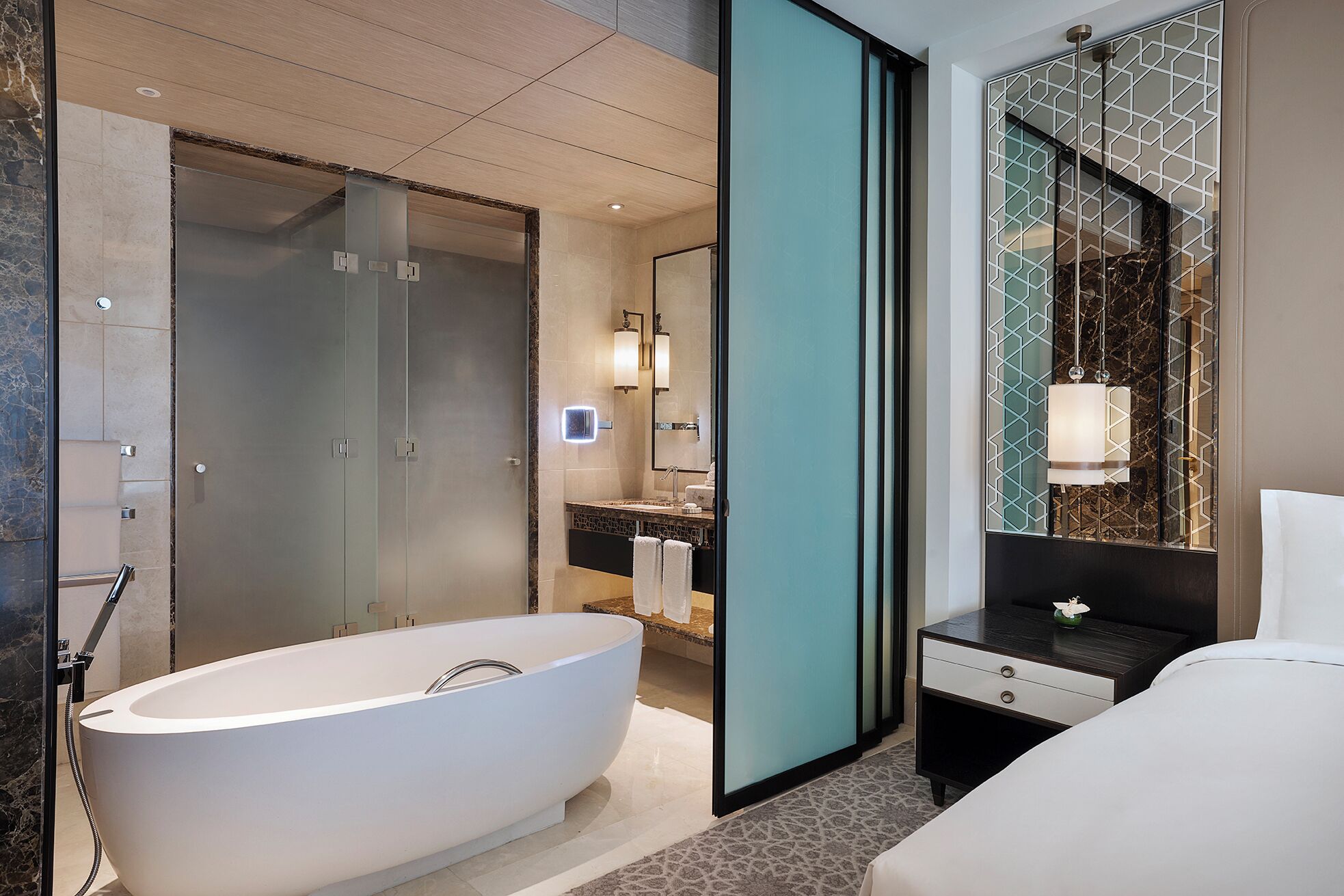 Classic Room, 1 King Bed | Bathroom