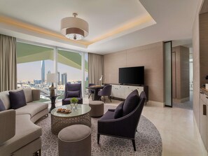 جناح - سرير ملكي - بشرفة (Opera) | أغطية فراش متميزة وخزنة داخل الغرفة وستائر تعتيم وتجهيزات عازلة للصوت