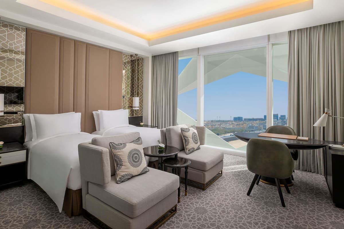 Deluxe-værelse - 2 enkeltsenge - byudsigt | Premium-sengetøj, pengeskab på værelset, mørklægningsgardiner