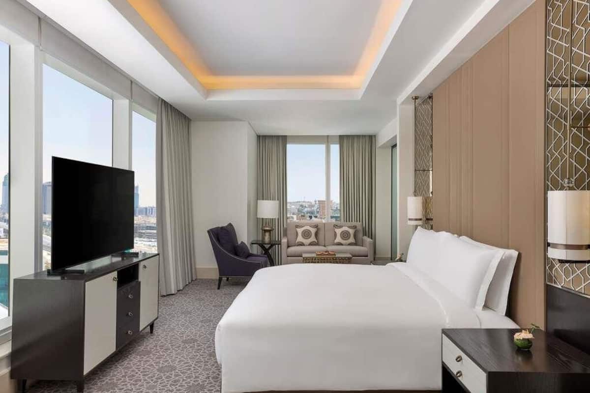 Junior Suite, 1 King Bed, City View | Premium bedding, in-room safe, desk, blackout drapes