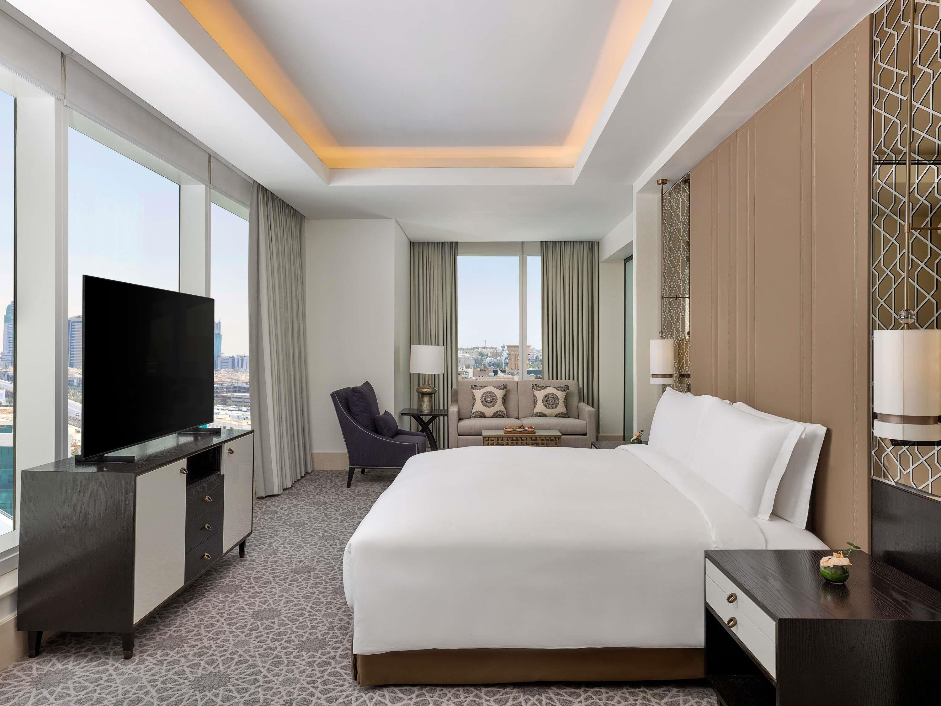 Junior Suite, 1 King Bed, City View | Premium bedding, in-room safe, blackout drapes, soundproofing