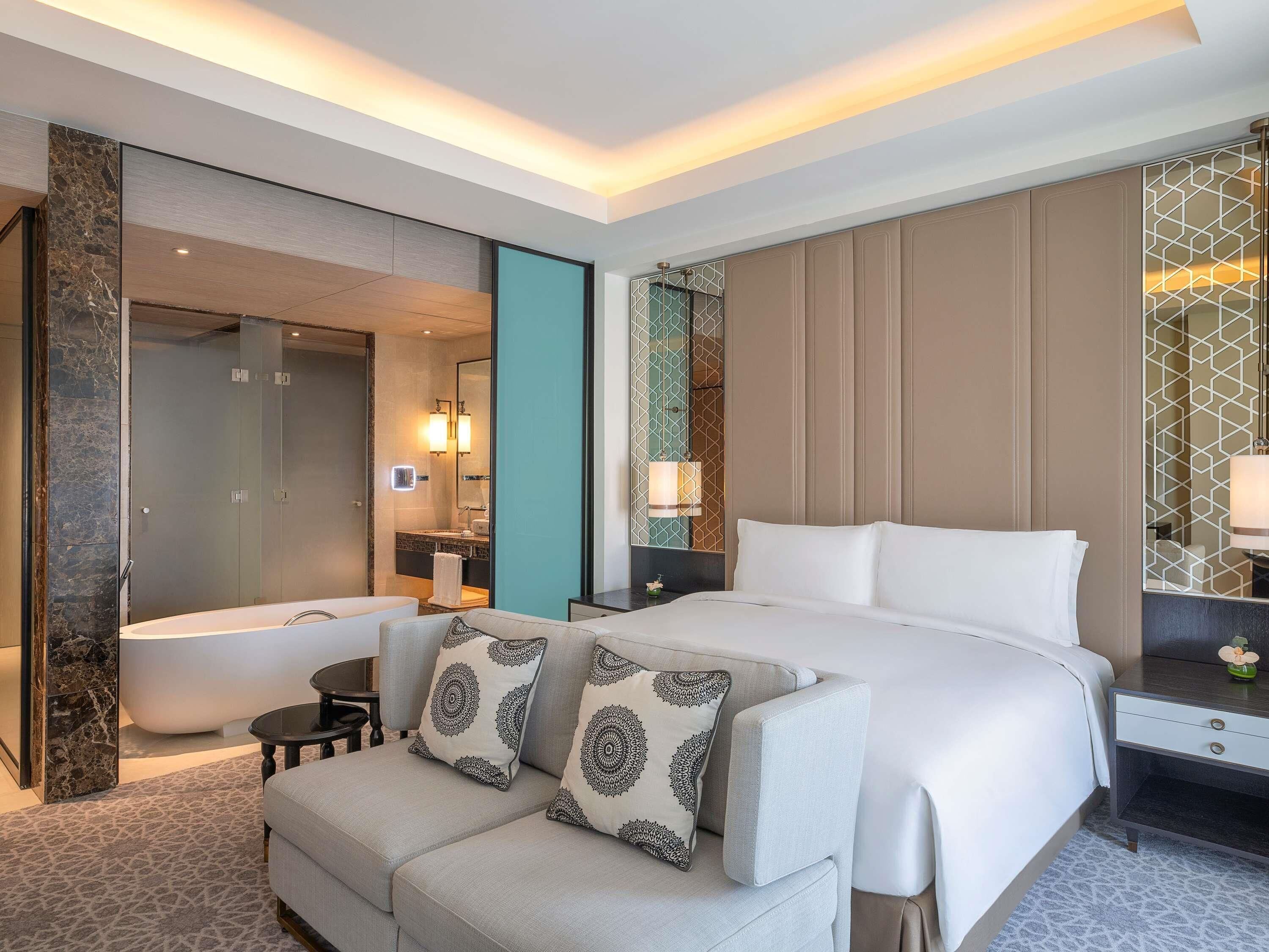 Ylelliset vuodevaatteet, tallelokero huoneessa, pimennysverhot