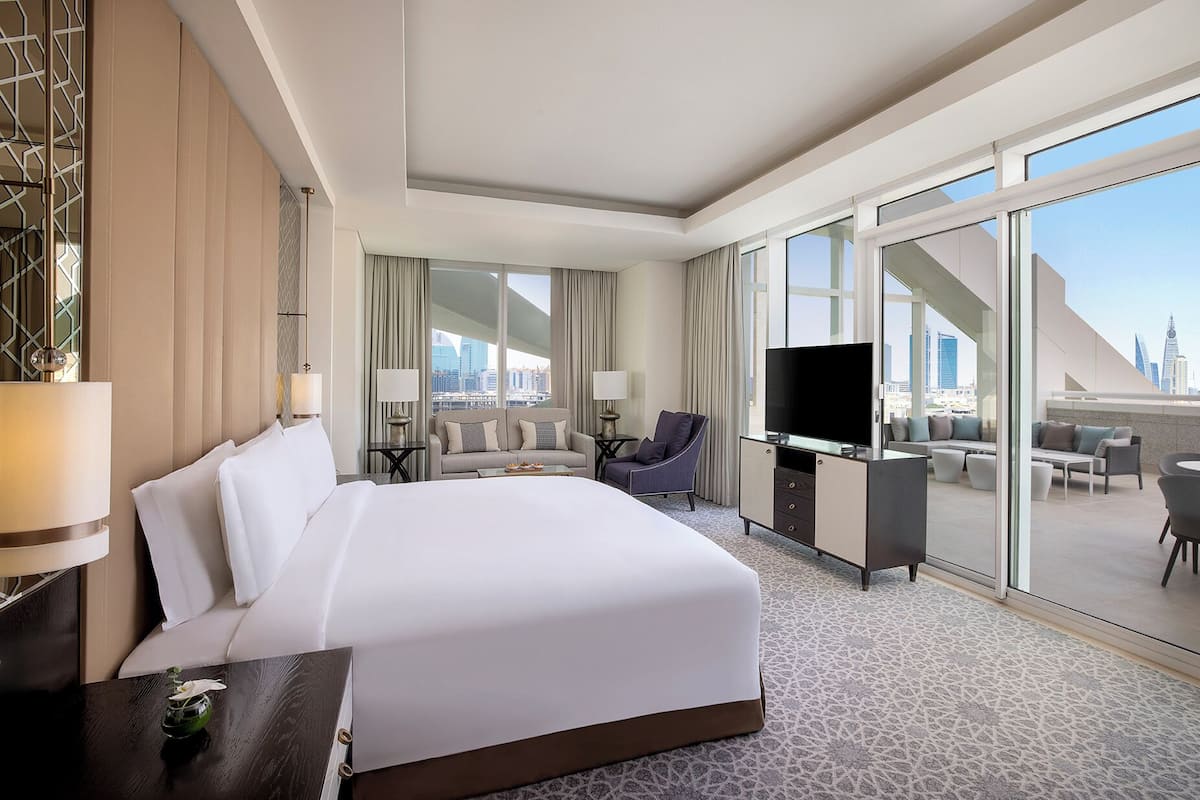 Premium bedding, in-room safe, blackout drapes, soundproofing