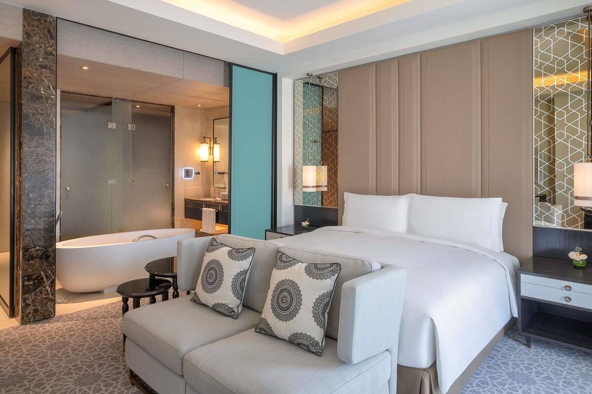 Premium bedding, in-room safe, desk, blackout drapes
