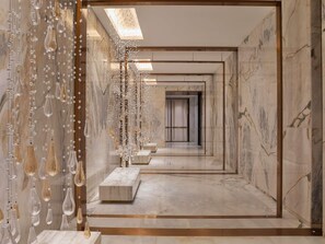 Un sauna, una bañera de hidromasaje, baño turco, baño turco/hammam