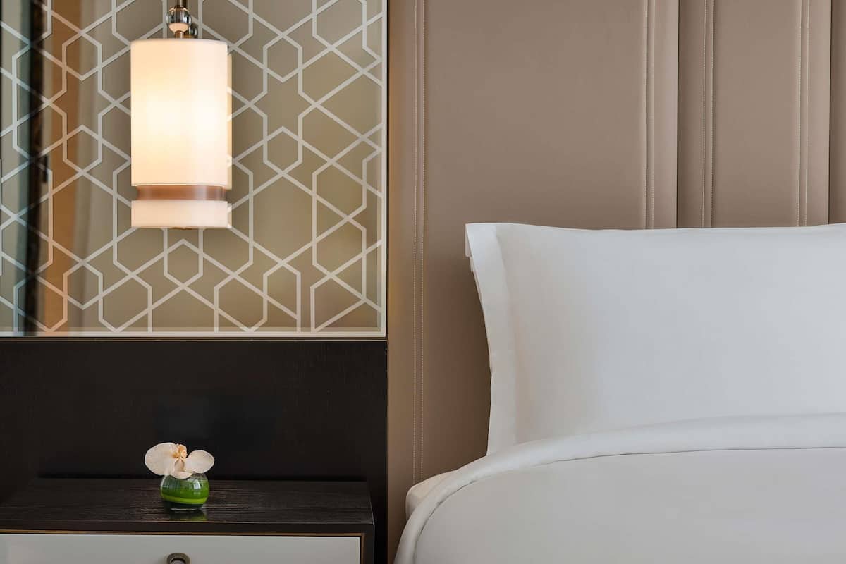 Ropa de cama de alta calidad y caja de seguridad en la habitación