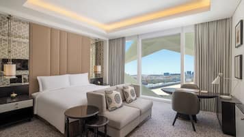 Sengetøy av topp kvalitet, safe på rommet og blendingsgardiner