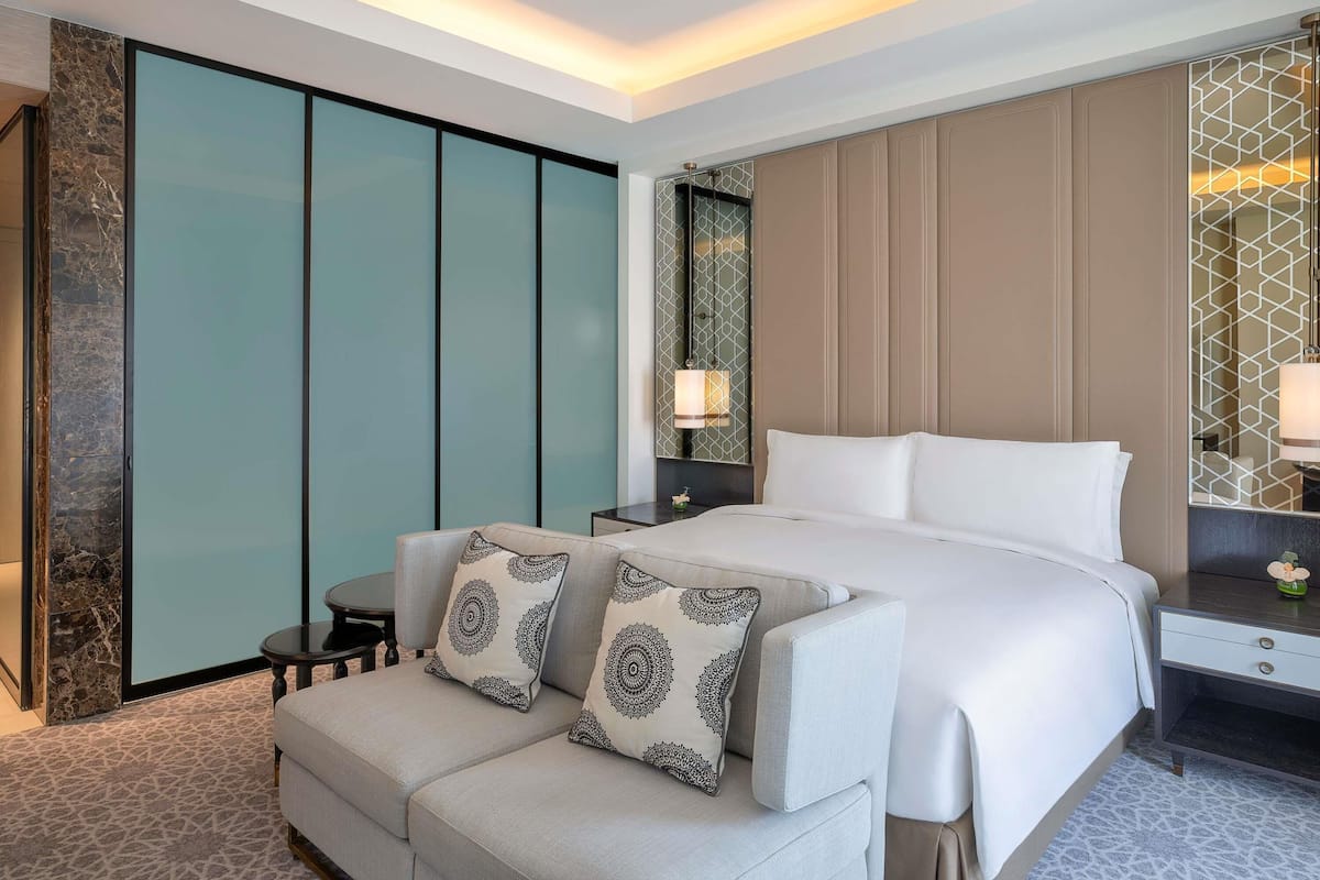 Premium bedding, in-room safe, blackout curtains, soundproofing