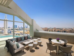 주니어 스위트, 킹사이즈침대 1개, 테라스, 시내 전망 | 고급 침구, 객실 내 금고, 암막 커튼, 방음 설비