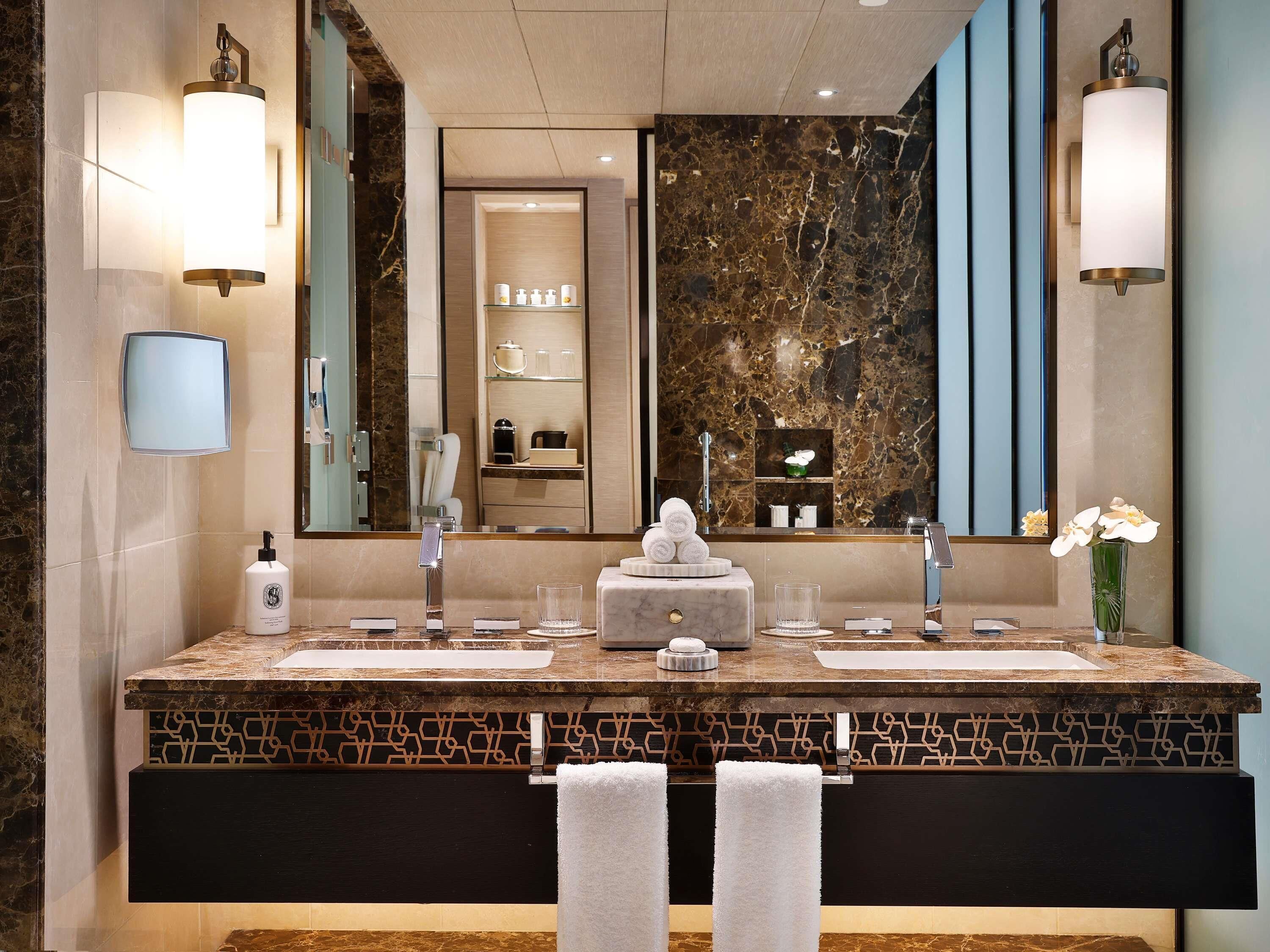 Baignoire et douche séparées, baignoire relaxante profonde