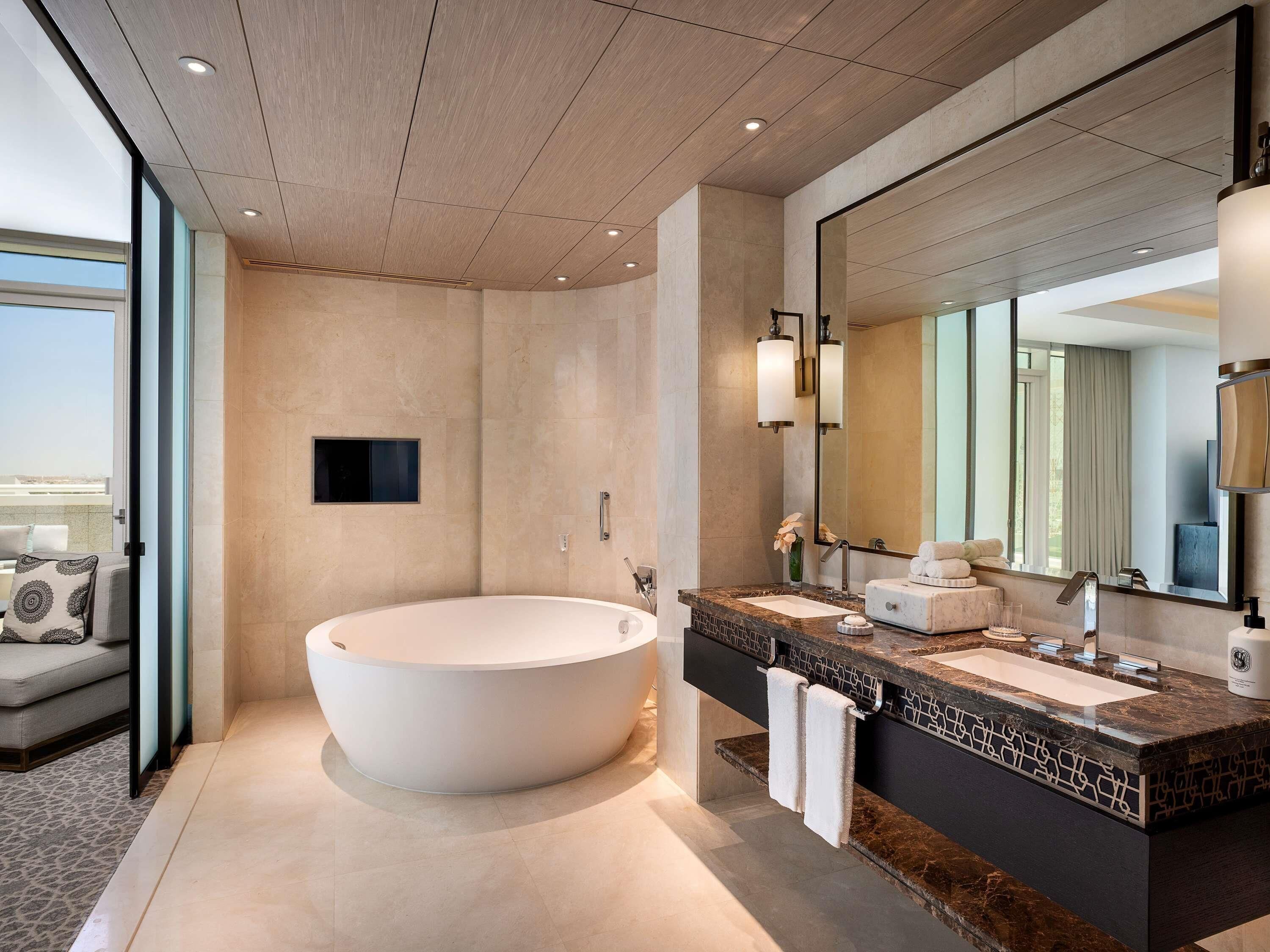 Suite, 1 Tempat Tidur King, teras (Opera) | Seprai premium, brankas, meja kerja, dan tirai kedap cahaya